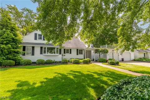 5322 Peninsula Dr NW, Canton, OH 44718