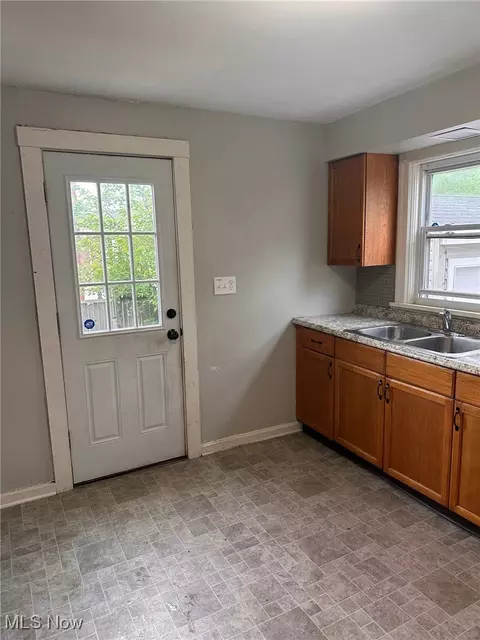 262-264 E Broad St, Elyria, OH 44035 photo 5