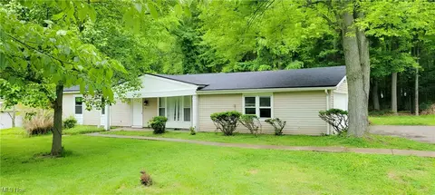 445 Houghton Rd, Sagamore Hills, OH 44067