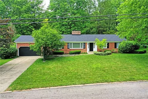 8615 Squirrel Hill Dr NE, Warren, OH 44484