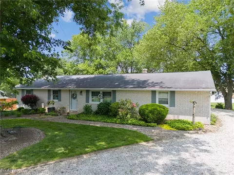 5725 Grove St, Louisville, OH 44641