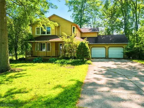 2120 Deerfield Dr, Ashtabula, OH 44004