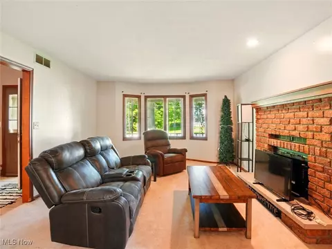 Living - 2120 Deerfield Dr, Ashtabula, OH 44004 photo 1 of 2
