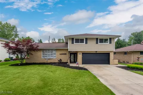 16207 Ramona Dr, Middleburg Heights, OH 44130