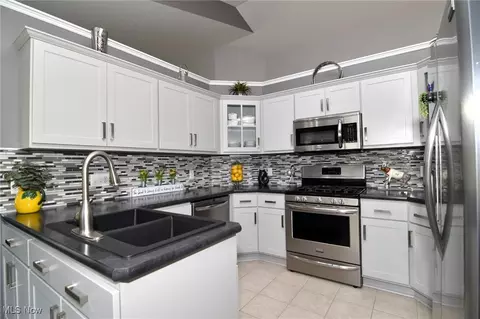 Kitchen - 335 Devon Pond, Aurora, OH 44202 photo 3 of 6
