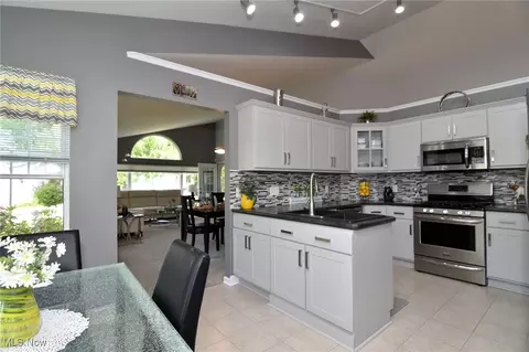 Kitchen - 335 Devon Pond, Aurora, OH 44202 photo 1 of 6
