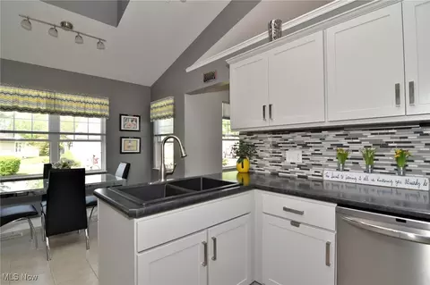 Kitchen - 335 Devon Pond, Aurora, OH 44202 photo 5 of 6