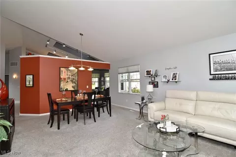 Dining - 335 Devon Pond, Aurora, OH 44202 photo 5 of 6