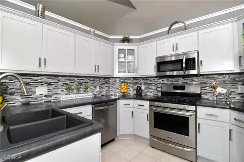 Kitchen - 335 Devon Pond, Aurora, OH 44202 photo 4 of 6