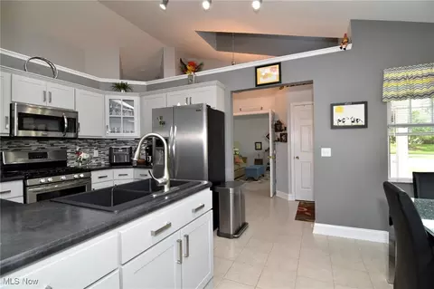 Kitchen - 335 Devon Pond, Aurora, OH 44202 photo 6 of 6