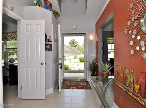 Entry Way - 335 Devon Pond, Aurora, OH 44202 photo 2 of 4