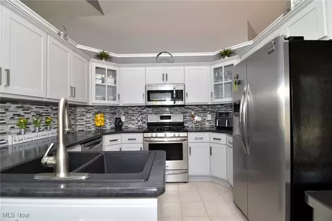 Kitchen - 335 Devon Pond, Aurora, OH 44202 photo 2 of 6