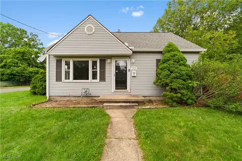 1035 Ray St, Akron, OH 44306