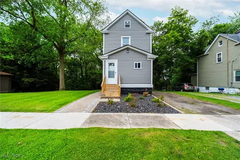 90 Frank St, Struthers, OH 44471