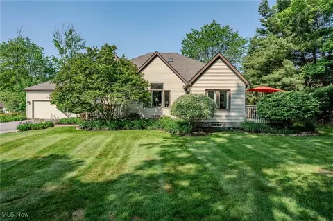 605 Magnolia Ln, Chagrin Falls, OH 44023