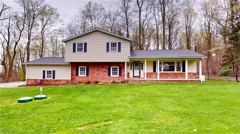 7662 Oak Hill Dr, Chesterland, OH 44026