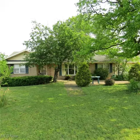 576 12th St NW, Carrollton, OH 44615