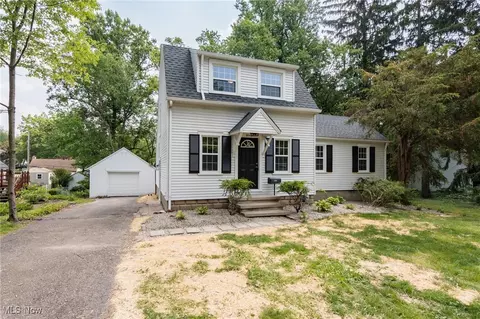 2067 27th St, Cuyahoga Falls, OH 44223