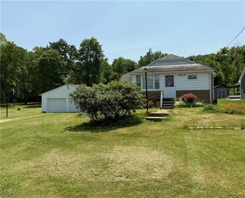 4598 Maple Grove Rd SE, Uhrichsville, OH 44683