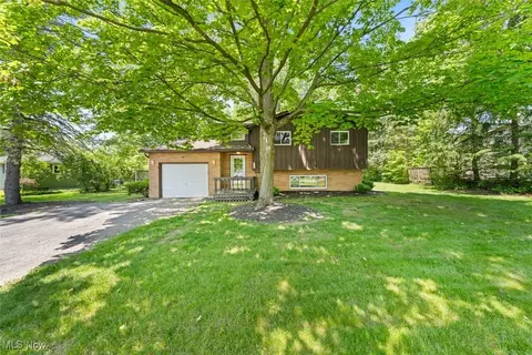 893 Eileen Dr, Macedonia, OH 44056