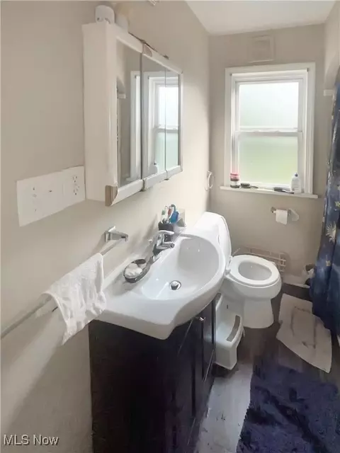 Bath - 1541 E 196 St, Euclid, OH 44117 photo 2 of 3