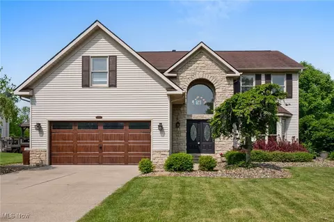 8412 Eaton Dr, Sagamore Hills, OH 44067