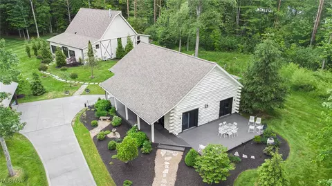 7090 Country Ln, Chagrin Falls, OH 44023