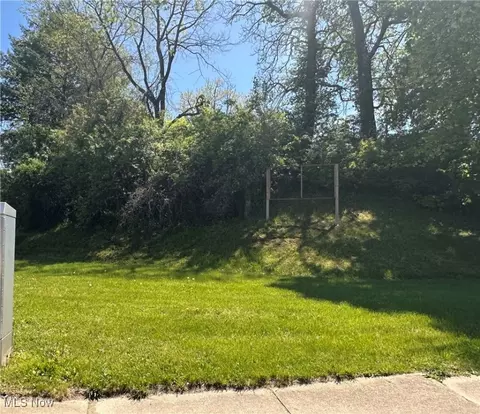 14 Underwood St, Zanesville, OH 43701