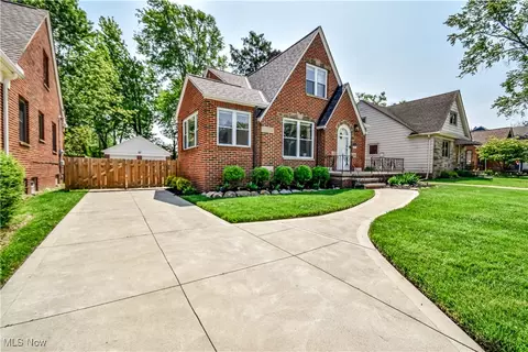4315 W 215th St, Fairview Park, OH 44126