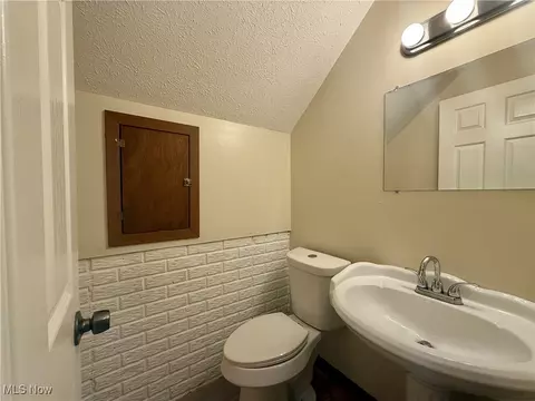 Bath - 5055 Fleming Ave, Lorain, OH 44055 photo 2 of 2