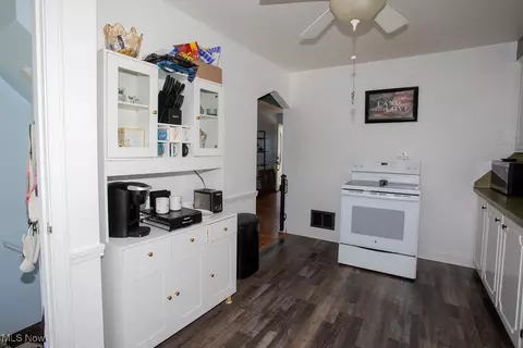 Entry Way - 208 Como St, Struthers, OH 44471 photo 1 of 1