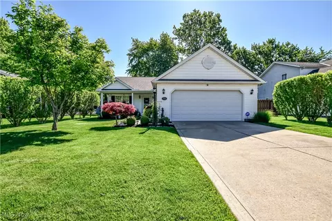 956 Lake Terrace Dr, Painesville, OH 44077