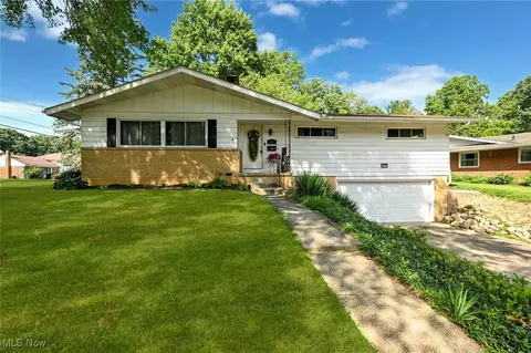 1941 Oakridge Dr, Akron, OH 44313