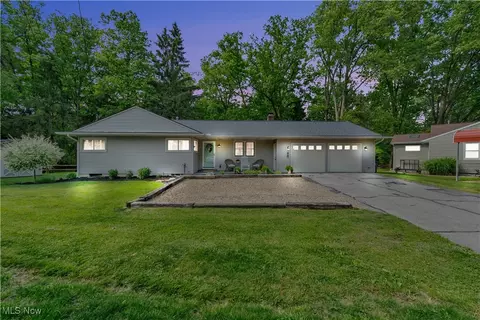 35 Sandy Ln, Elyria, OH 44035