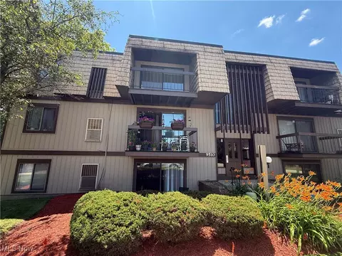 9510 Cove Dr #C9, North Royalton, OH 44133