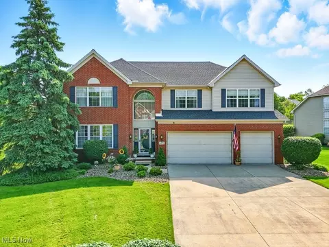 8273 Augusta Ln, Sagamore Hills, OH 44067
