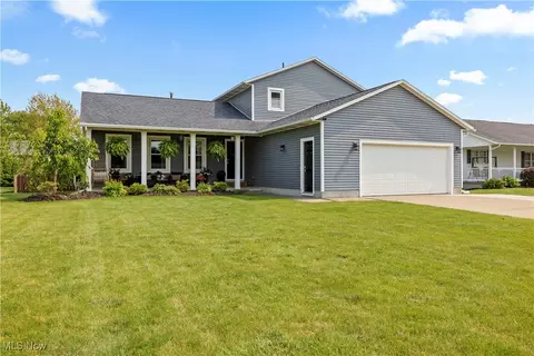 435 Berry Ridge Dr, Amherst, OH 44001