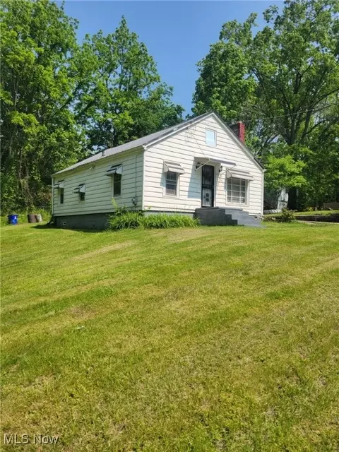 6579 Henderson St, Ravenna, OH 44266