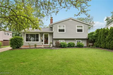 322 Bayshore Dr, Eastlake, OH 44095