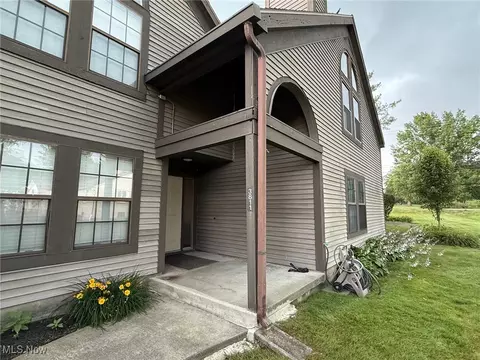 3811 Northwoods Ct NE #2, Warren, OH 44483
