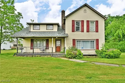 895 Elmwood Dr, Hubbard, OH 44425