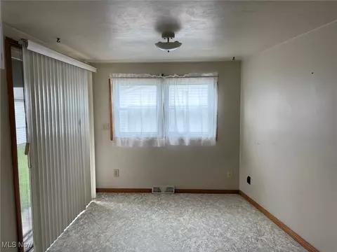 Living - 453 Kenyon Ave, Elyria, OH 44035 photo 1 of 3
