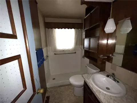 Bath - 453 Kenyon Ave, Elyria, OH 44035 photo 1 of 1