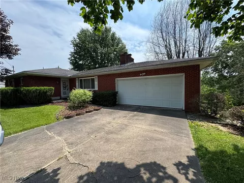 9 James Ct, Vienna, WV 26105