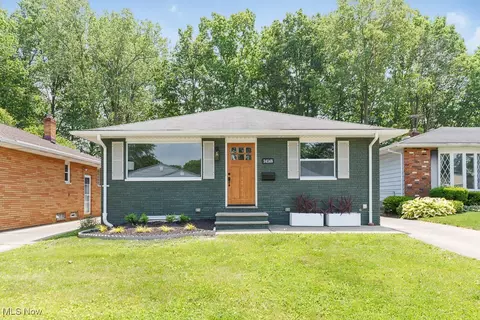 14148 Rochelle Dr, Maple Heights, OH 44137