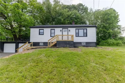 490 Bedford Rd SE, Brookfield, OH 44403