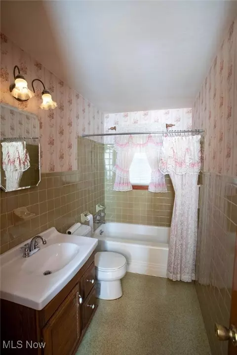 Bath - 200 Helena Dr, Struthers, OH 44471 photo 1 of 3