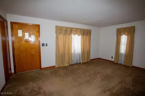 Living - 200 Helena Dr, Struthers, OH 44471 photo 1 of 2