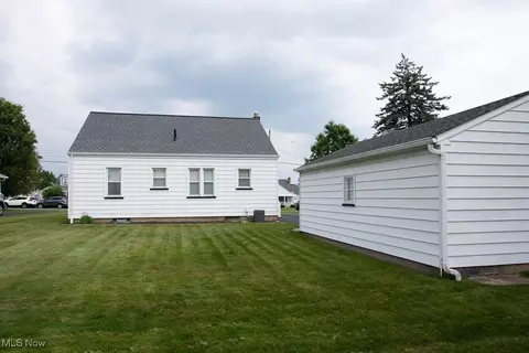 Exterior - 200 Helena Dr, Struthers, OH 44471 photo 3 of 4
