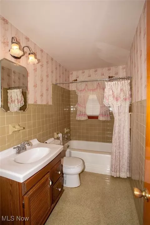 Bath - 200 Helena Dr, Struthers, OH 44471 photo 2 of 3